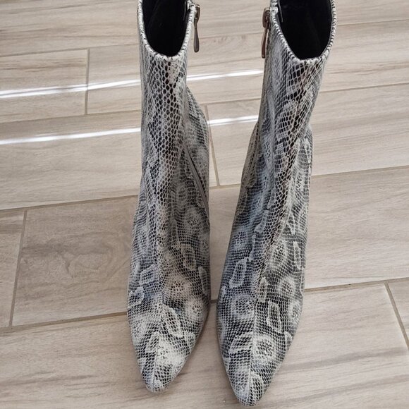 Fashion Nova NWOB Vegan Black/White Snake Print Mid Calf Boot.  Size  11 M - Picture 2 of 7